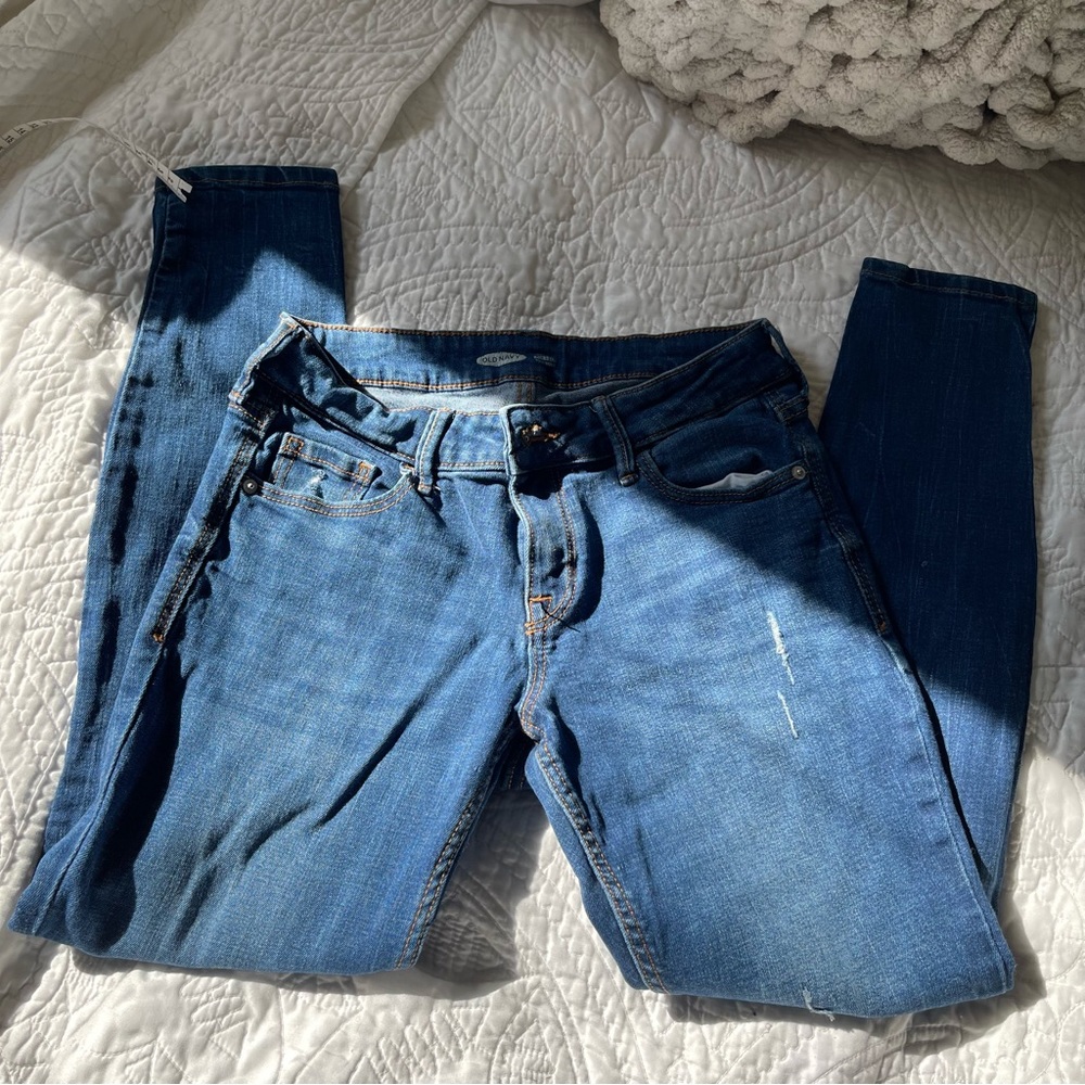 GUC rockstar jeans with distressing at knee and hip. Size 4P med dark wash